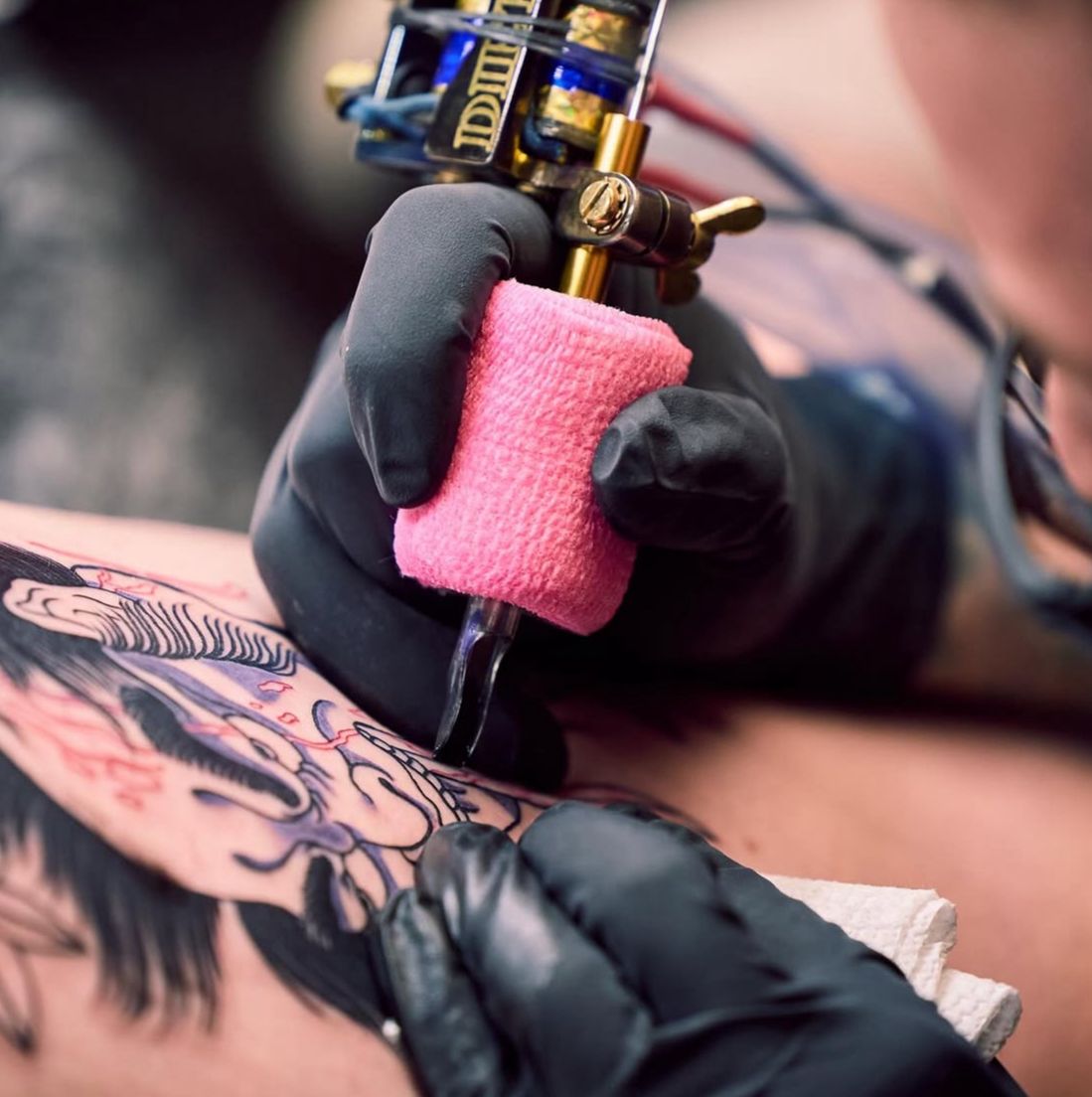 Tattoo artist holding a tattoo machine